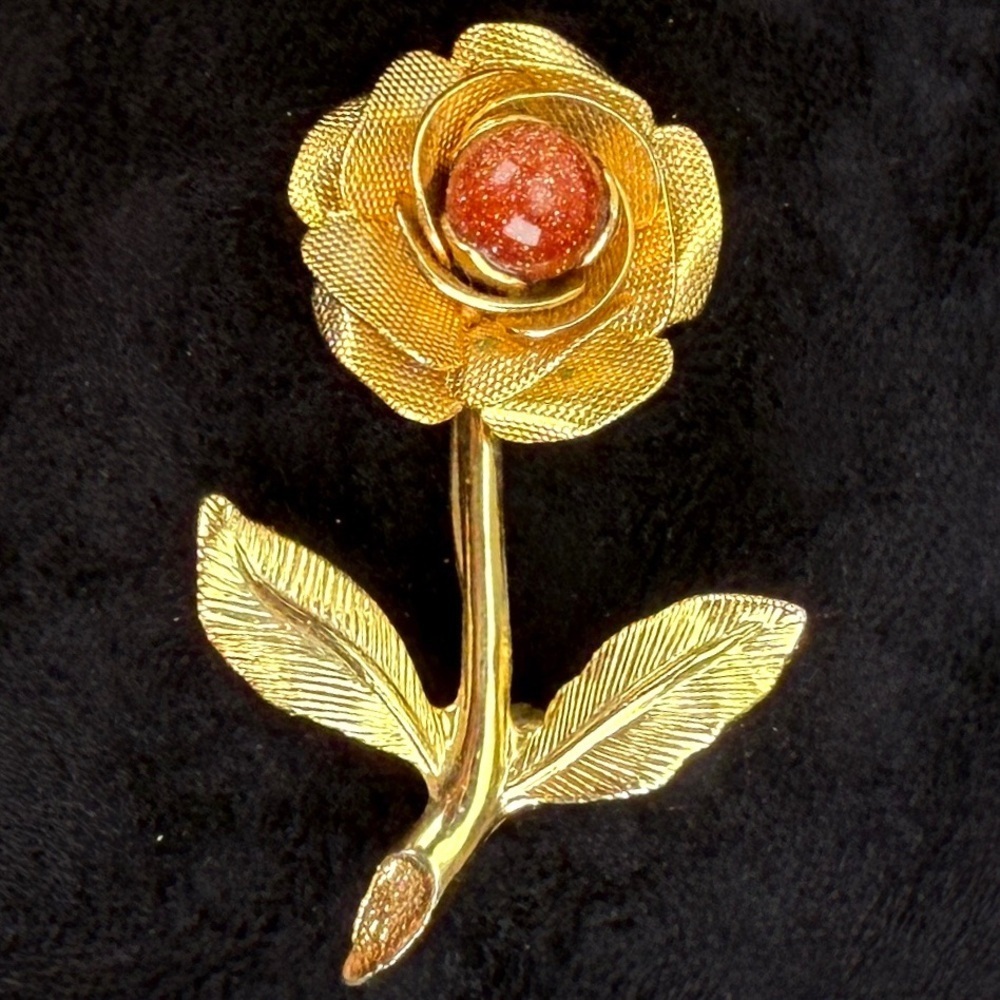 Vintage aged, goldtone, 3-D floral Flower brooch, pin